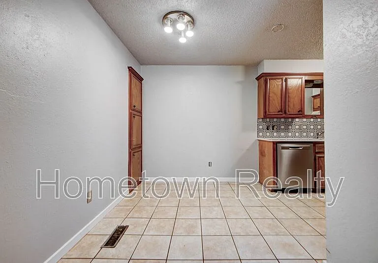 1713 Hillcrest Dr — Photo 10