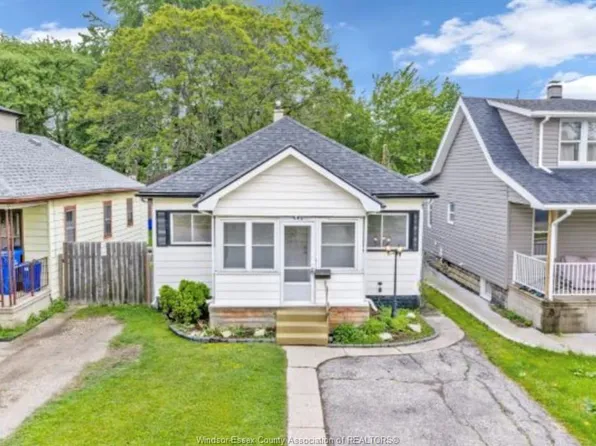 990 Campbell Ave, Windsor, ON N9B 2J2