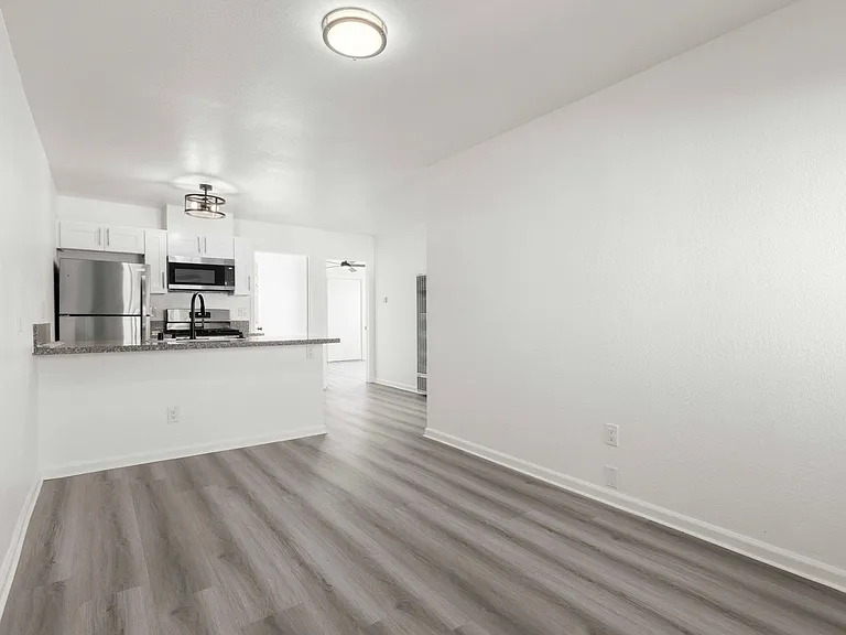 (Ar/Jo/Em:C) 1040 W. 91st Street — Photo 7