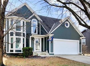 927 E Pineview St, Olathe, KS 66061