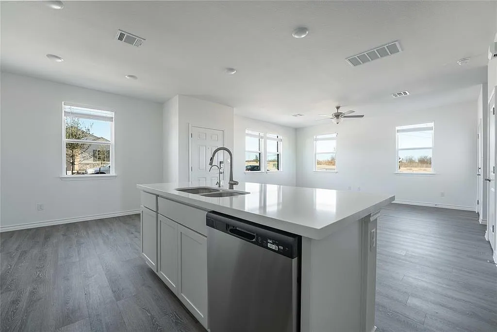 3 bed, 2.5 bath, 1572 sqft, $1,950 — Photo 3