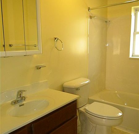 _1221-1227_S_22nd_FullBath (4)
