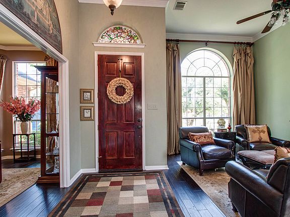 5th image of 1105 Bur Oak Dr