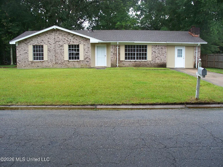 2712 Connor Dr — Photo 2
