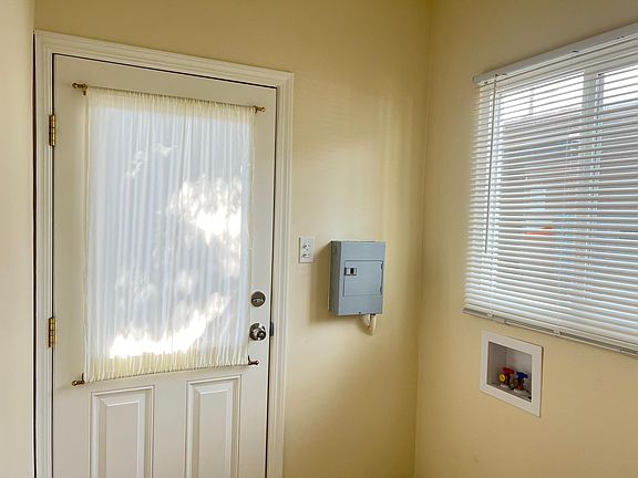 3rd image of 10550 Victory Blvd