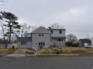 8 Dale Ct, Hicksville, NY 11801