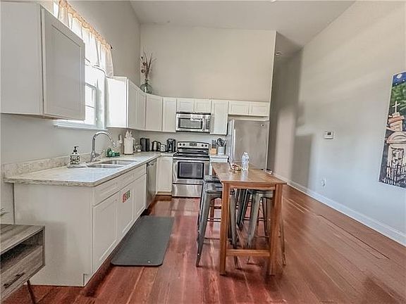 2nd image of 2033 Jackson Ave