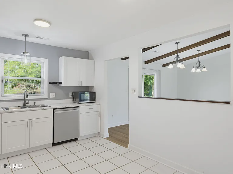 305 W Willowood Ln — Photo 4