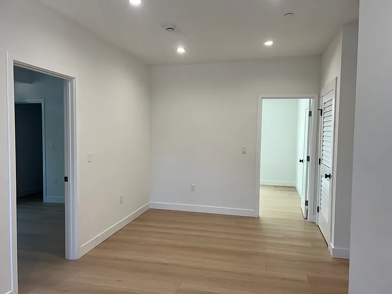 6401 1/2 Odessa Ave — Photo 9