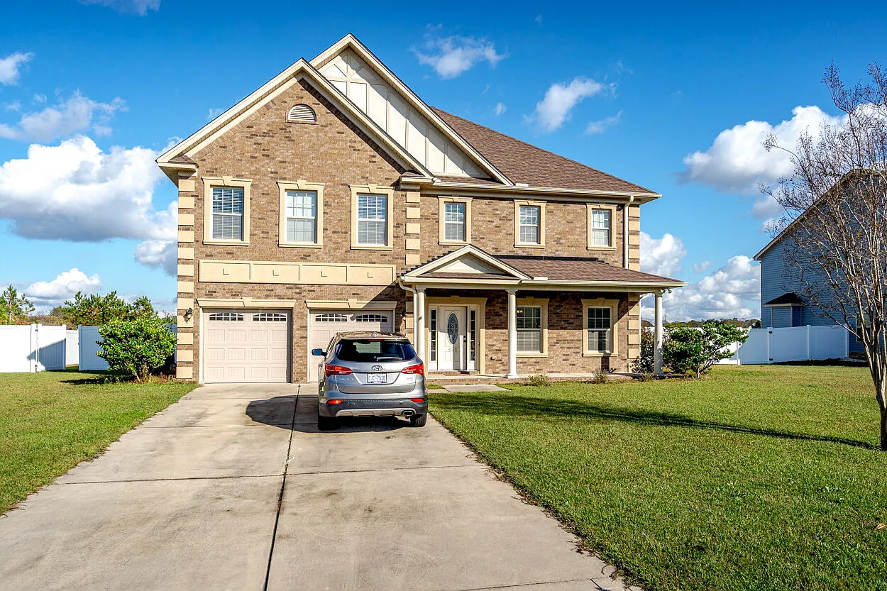 5 bed, 4.5 bath, 4300 sqft, $2,400 — Photo 3