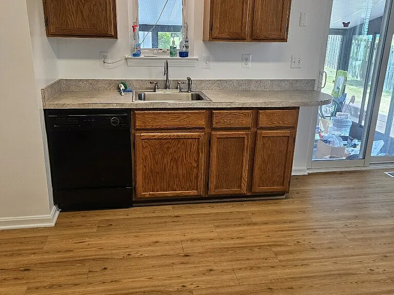 Large Eat in Kitchen / Dishwasher