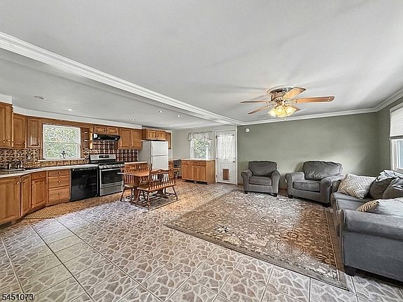 3rd image of 8 Martin Rd