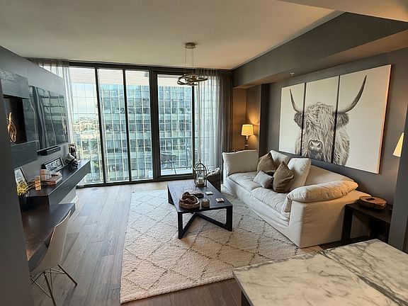 3rd image of 1212 Laurel St APT 1614
