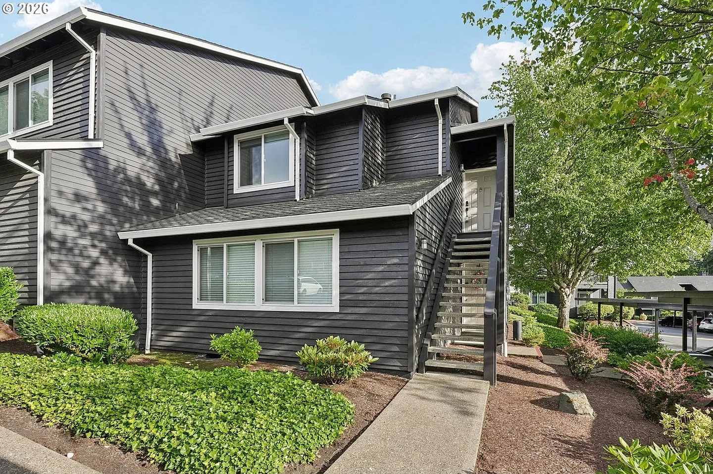 Beautiful 1 Bedroom End-Unit Condo in Murrayhill Woods! Vaulted Ceilings, Decorative Fireplace, C... — Photo 1