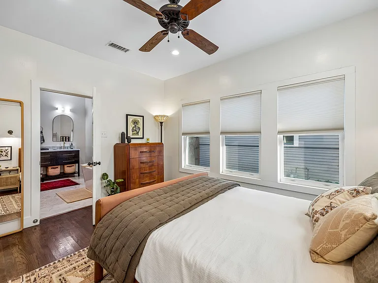 310 N Montclair Ave — Photo 19