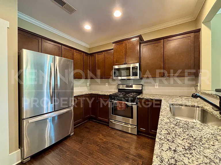 203 Westover St — Photo 6
