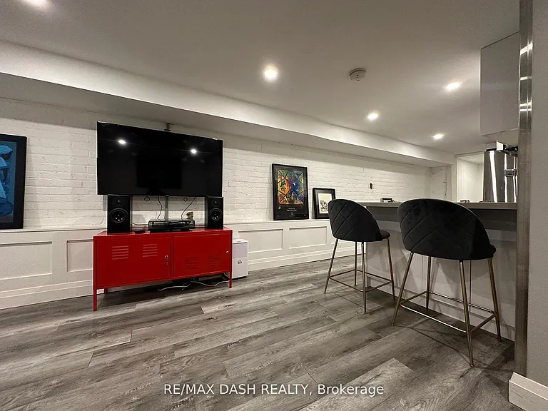 725 Palmerston Ave W #BASEMENT — Photo 4