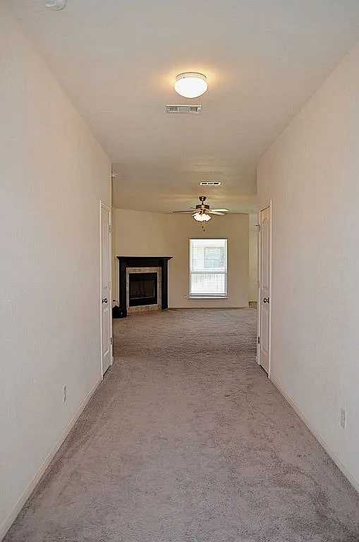 4 bed, 1931 sqft, $1,975 — Photo 3