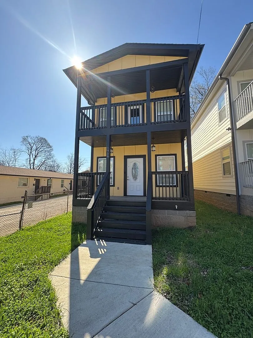 New 3 bed, 3.5 bath home across the Street from Meharry. Modern upgraded kitchen and bathrooms. G... — Photo 1