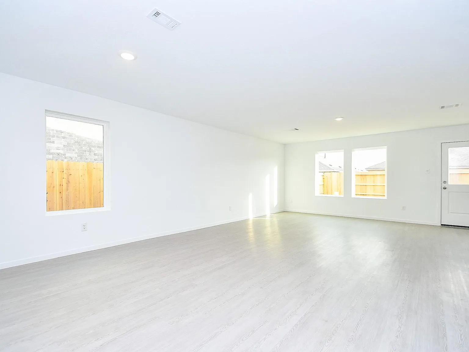 4 bed, 2.0 bath, 1736 sqft, $2,400 — Photo 4