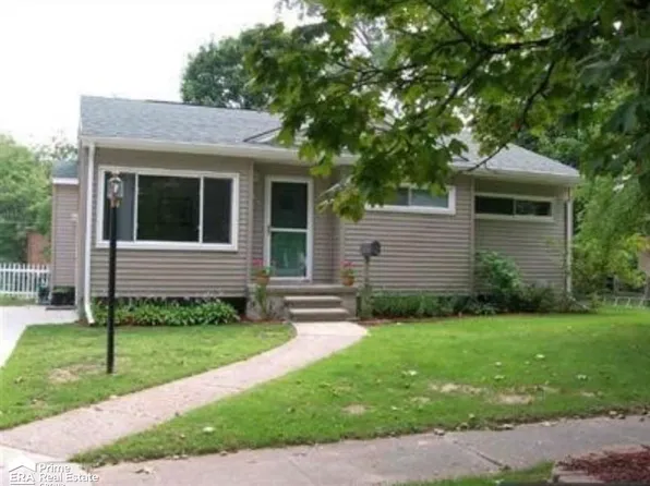 835 Southwood Dr, Fenton, MI 48430