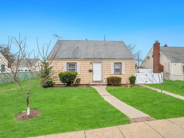 7 Lawnside Dr, Hicksville, NY 11801