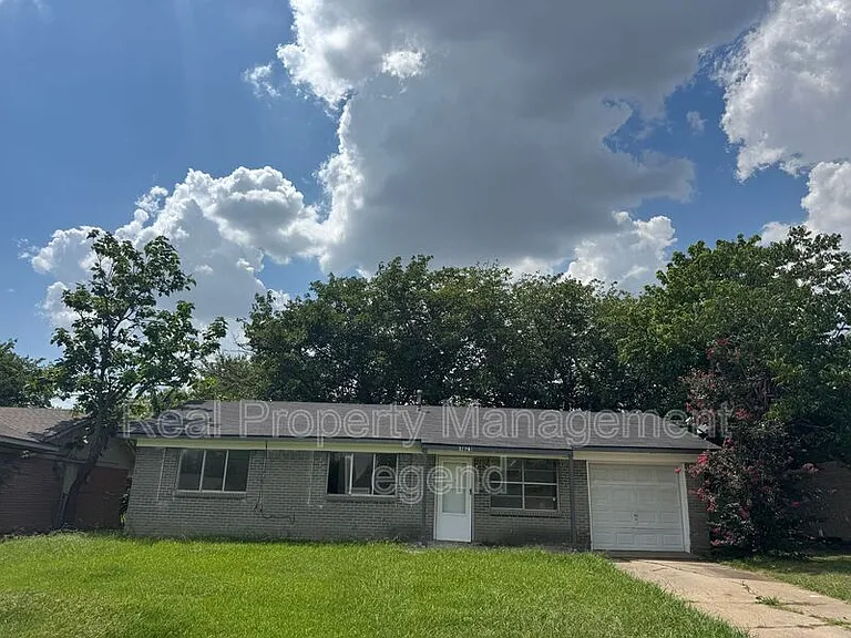1021 Irene Dr — Photo 2