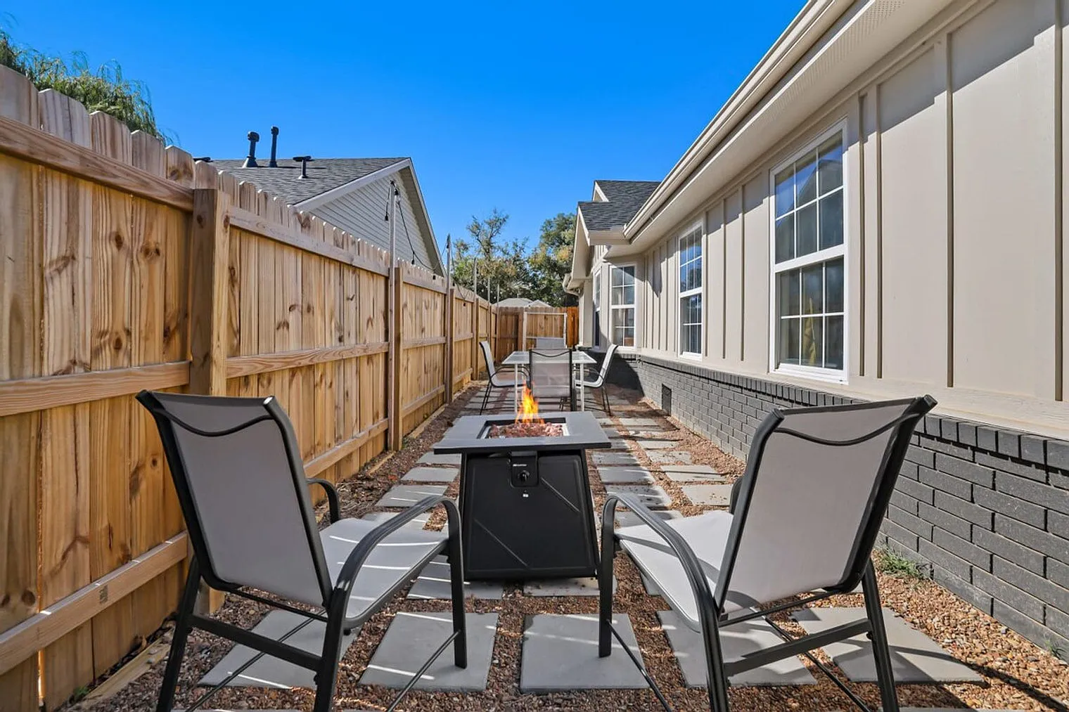 3 bed, 2.0 bath, 1033 sqft, $4,268 — Photo 3