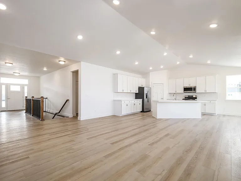 1017 E Tucker Ln — Photo 6