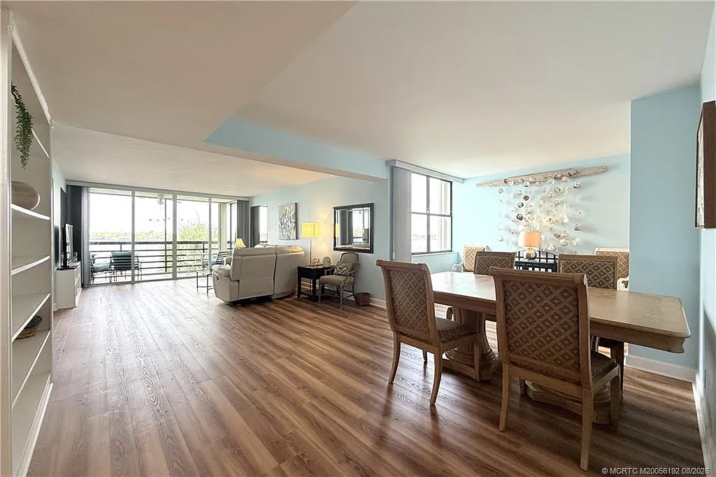 2 bed, 2.0 bath, 1294 sqft, $2,500 — Photo 2