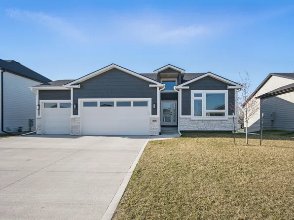 920 Melody Cir, Waukee, IA 50263