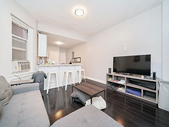 4th image of 139 Norfolk St APT 1B