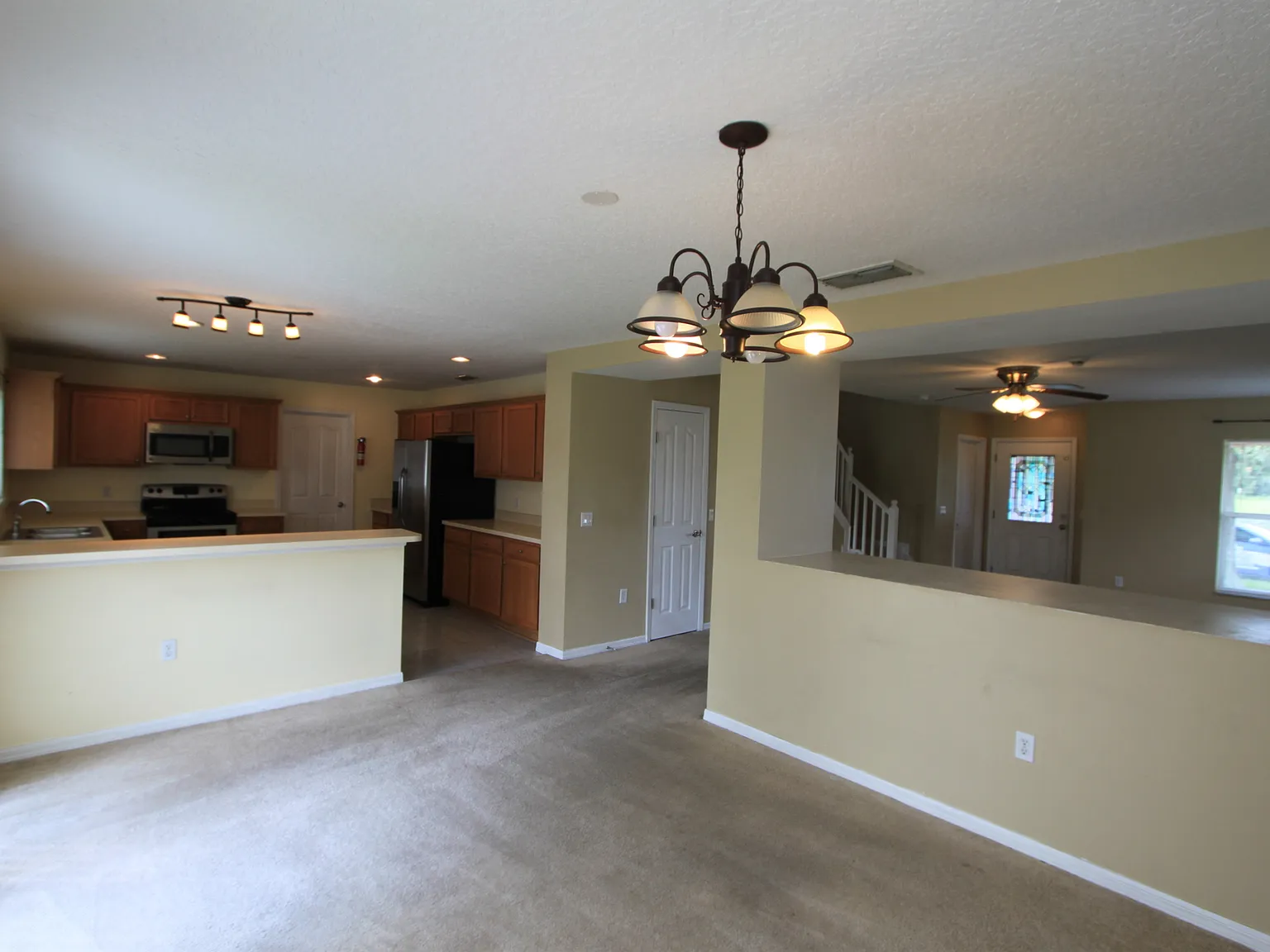 3 bed, 2.5 bath, 2336 sqft, $2,050 — Photo 4