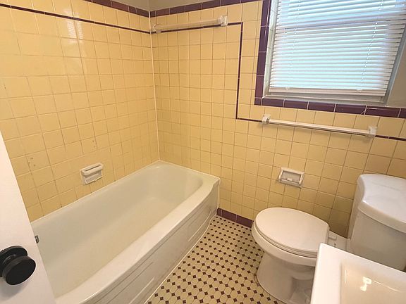 5th image of 3814 Nanz Ave #4B