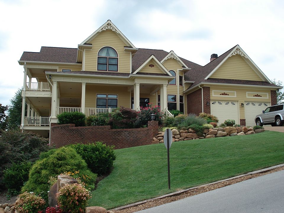 Corner with Lake & Golf View