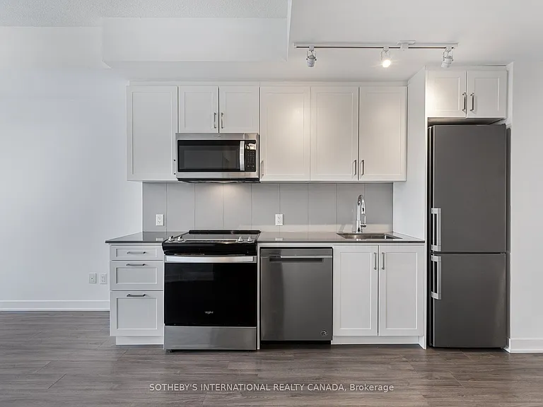 681 Yonge St #403 — Photo 4