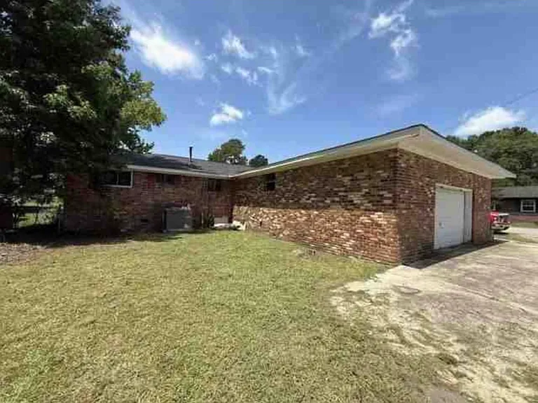 615 Clinton St — Photo 3