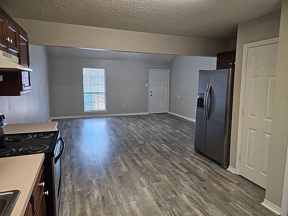 3rd image of 300 Fischers Ln APT 11