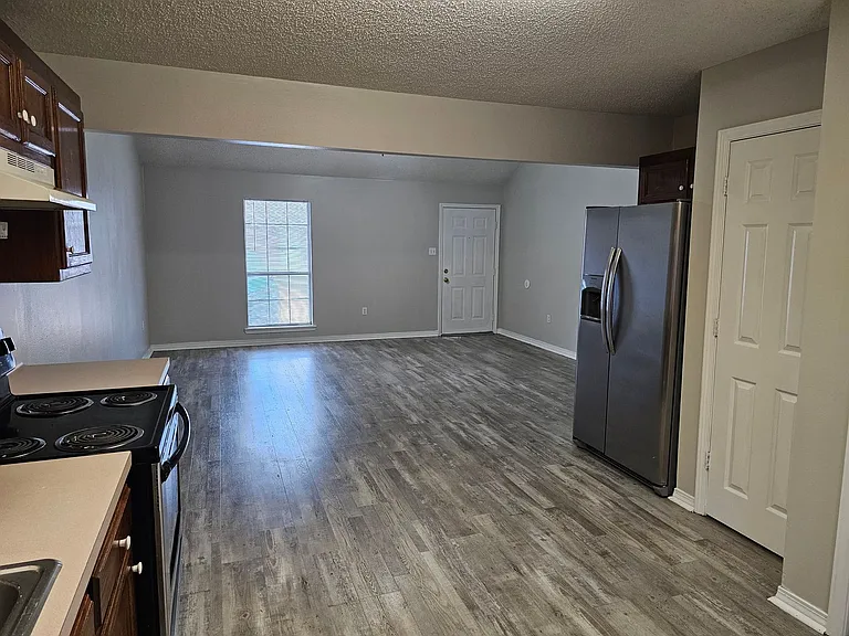 300 Fischers Ln — Photo 3