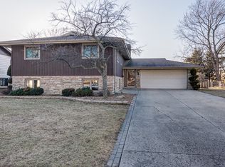1300 Fairlane Dr, Schaumburg, IL