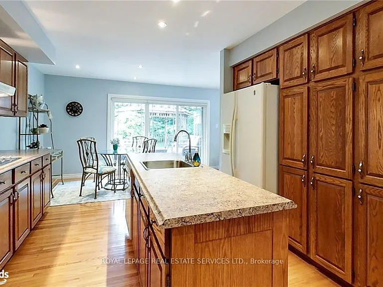 112 Bruce St S — Photo 8