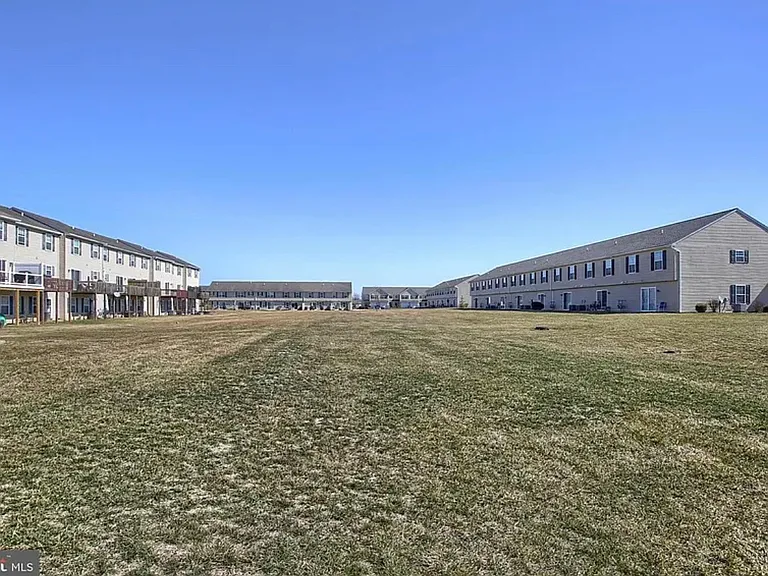 413 Eisenhower Dr — Photo 12