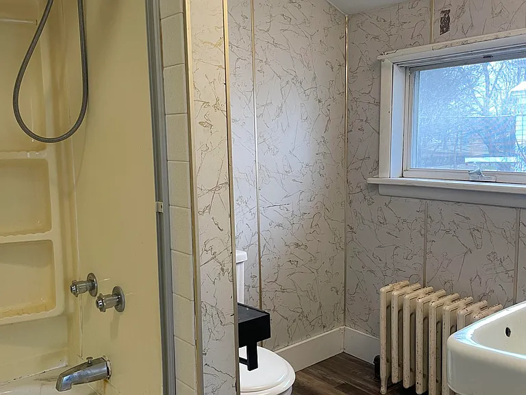 182 E 7th St #4 — Photo 5