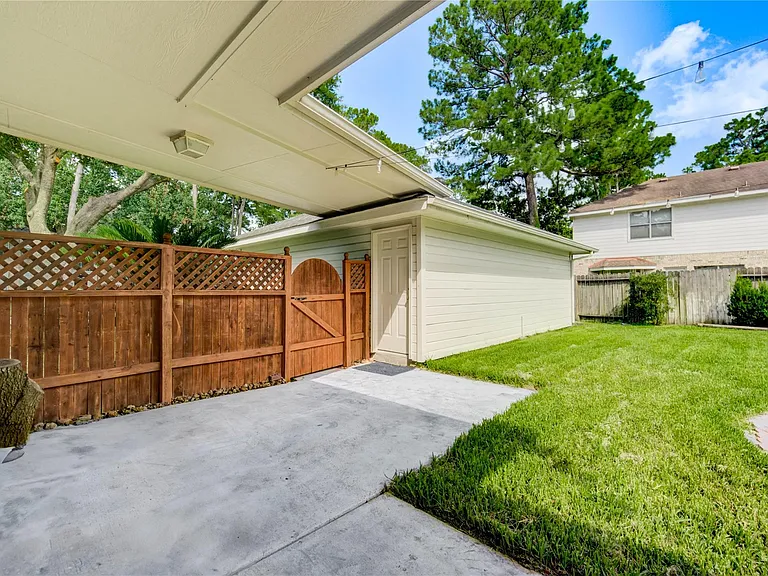 8803 Memorial Creek Dr — Photo 47