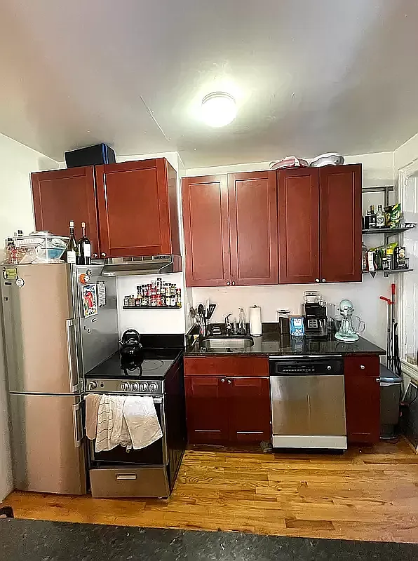 200 Waverly Place — Photo 4