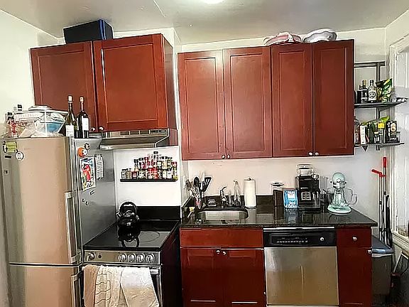 3rd image of 200 Waverly Pl APT 5R
