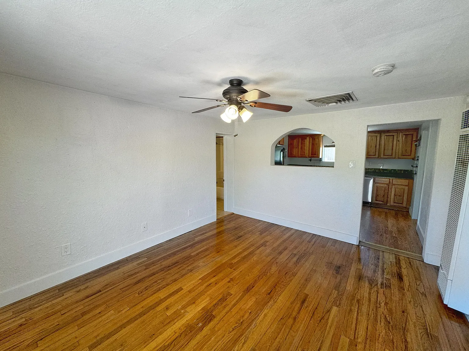 2 bed, 1.0 bath, 842 sqft, $1,700 — Photo 4