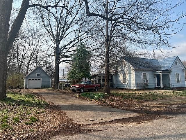 2nd image of 1904 Maple St