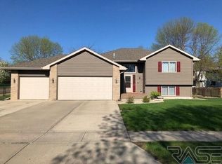 1419 S Deerberry Trl, Sioux Falls, SD 57106
