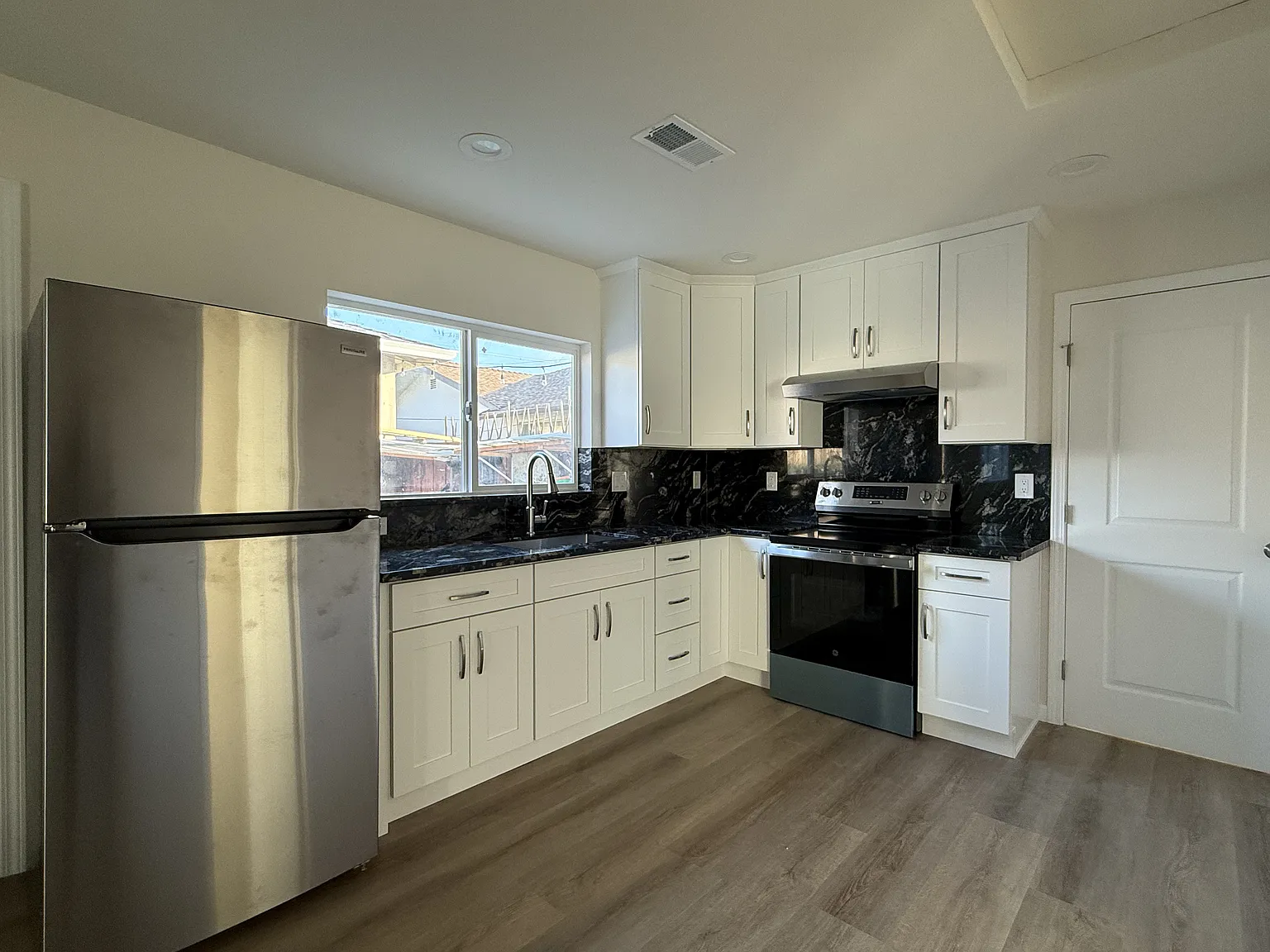 3 bed, 800 sqft, $3,200 — Photo 4